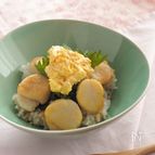 帆立と卵のタルタル丼
