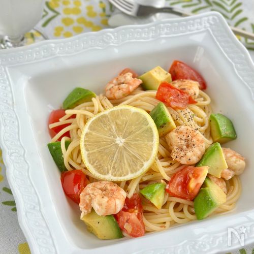 海老アボカドとトマトのオイルパスタ♪レモンでさっぱり夏パスタ