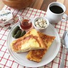 レモンとブルサンで爽やかなサンドイッチに！春が近づいてくるこの季節にぴったりな、南仏の香り漂うパンレシピ
