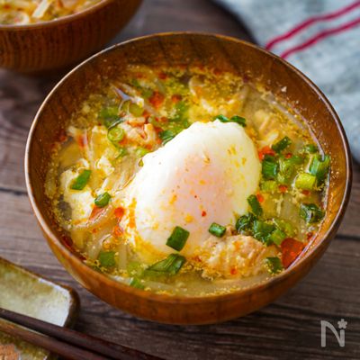もやしと落とし卵のピリ辛スープ【トロッと半熟♪簡単汁物】