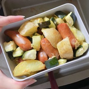 ふぁうるてぃーあの作ってみた!投稿(少ない手間で作れる！ソーセージと野菜のオーブン焼き)