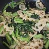 ワンパンで簡単！【小松菜と蓮根のごま味噌炒め】ご飯が進むの工程3