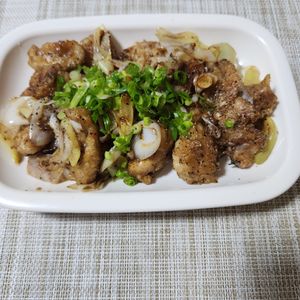 とももの作ってみた!投稿(ぷりぷり鶏せせりとネギの✨和風ぽん酢黒胡椒炒め定食🤤🍚)