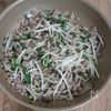 5分で爆速おかず♪【ひき肉とニラもやしの味噌にんにく炒め】の工程2