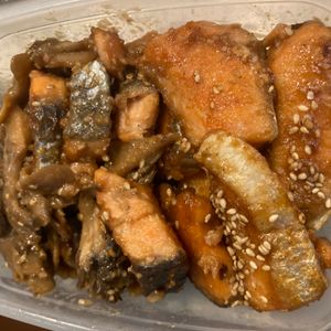 けいの作ってみた!投稿(ごはんもお酒もすすむ♩鮭と舞茸の甘辛ごま照り焼き)