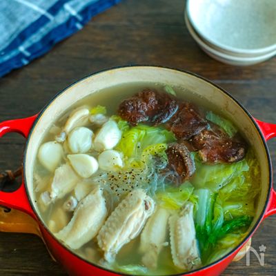 手羽中とにんにくと白菜と干し椎茸の塩鍋