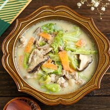 野菜たっぷり♡豚肉と春キャベツの中華風豆乳スープ