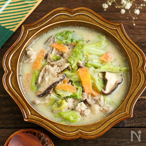 野菜たっぷり♡豚肉と春キャベツの中華風豆乳スープ