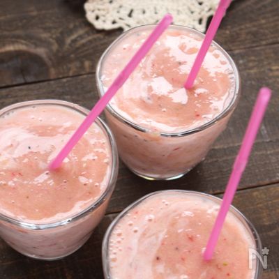 「いちごバナナヨーグルトのスムージー」フレッシュフルーツで
