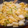 行列の定食屋さんの🍚白菜と卵の和風うま塩バタポン炒め🤩の工程4