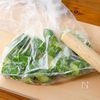 【かち割りきゅうりのにんにくレモン塩】叩いて揉んで出来上がりの工程1