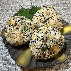 楽ラク手抜キッチン🐶🐾の作ってみた!投稿(［じゃこと大葉のたぬきおにぎり］爆食いおにぎり！天かす消費に)