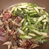 野菜不足解消に！アスパラガスときのこの塩昆布バター炒めの工程4