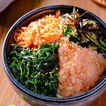 とろ〜りごま油が決め手〝鮭フレークとたらこが仲良し丼〟