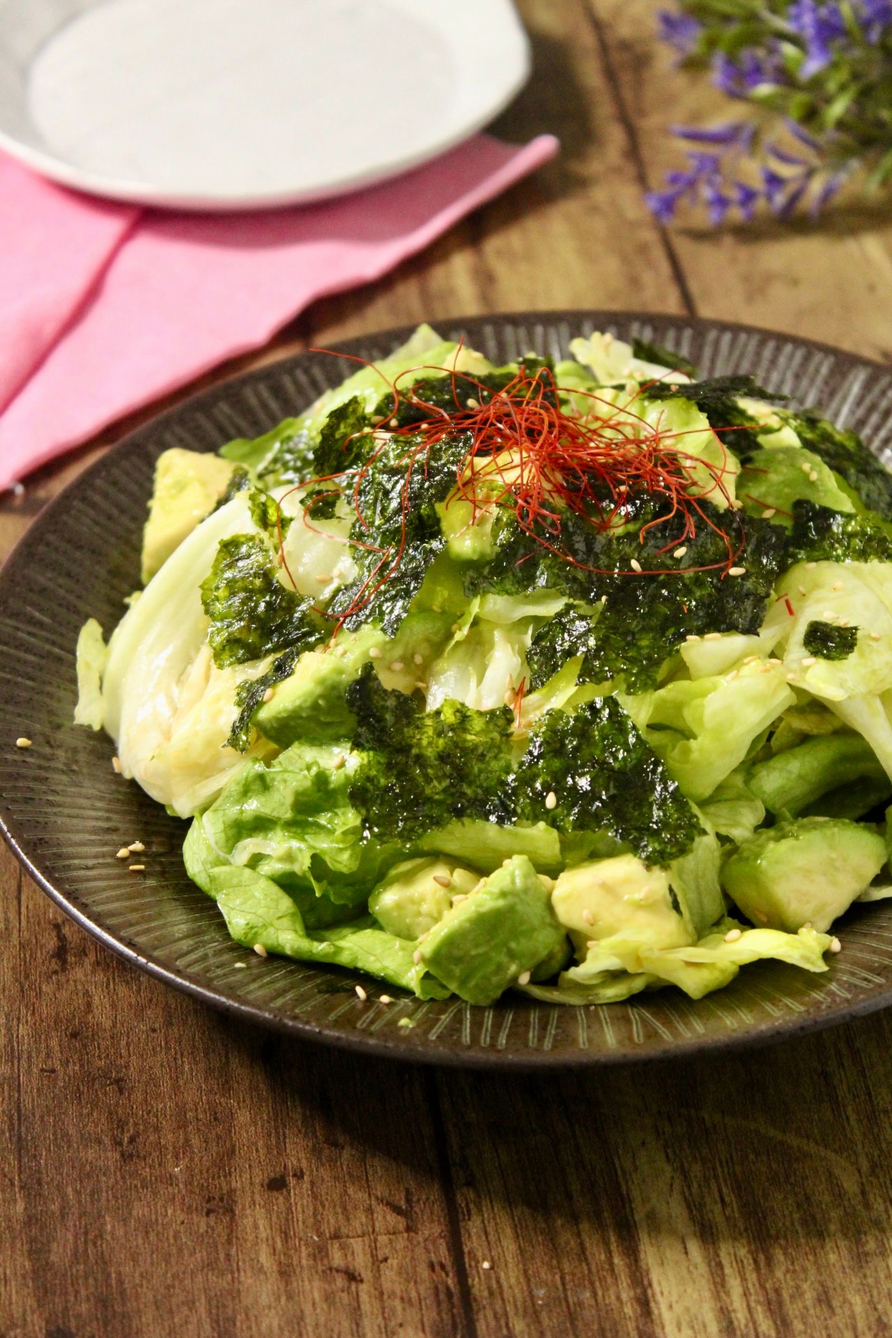 野菜をもりもり食べれる！レタスとアボカドのチョレギサラダ | レシピ