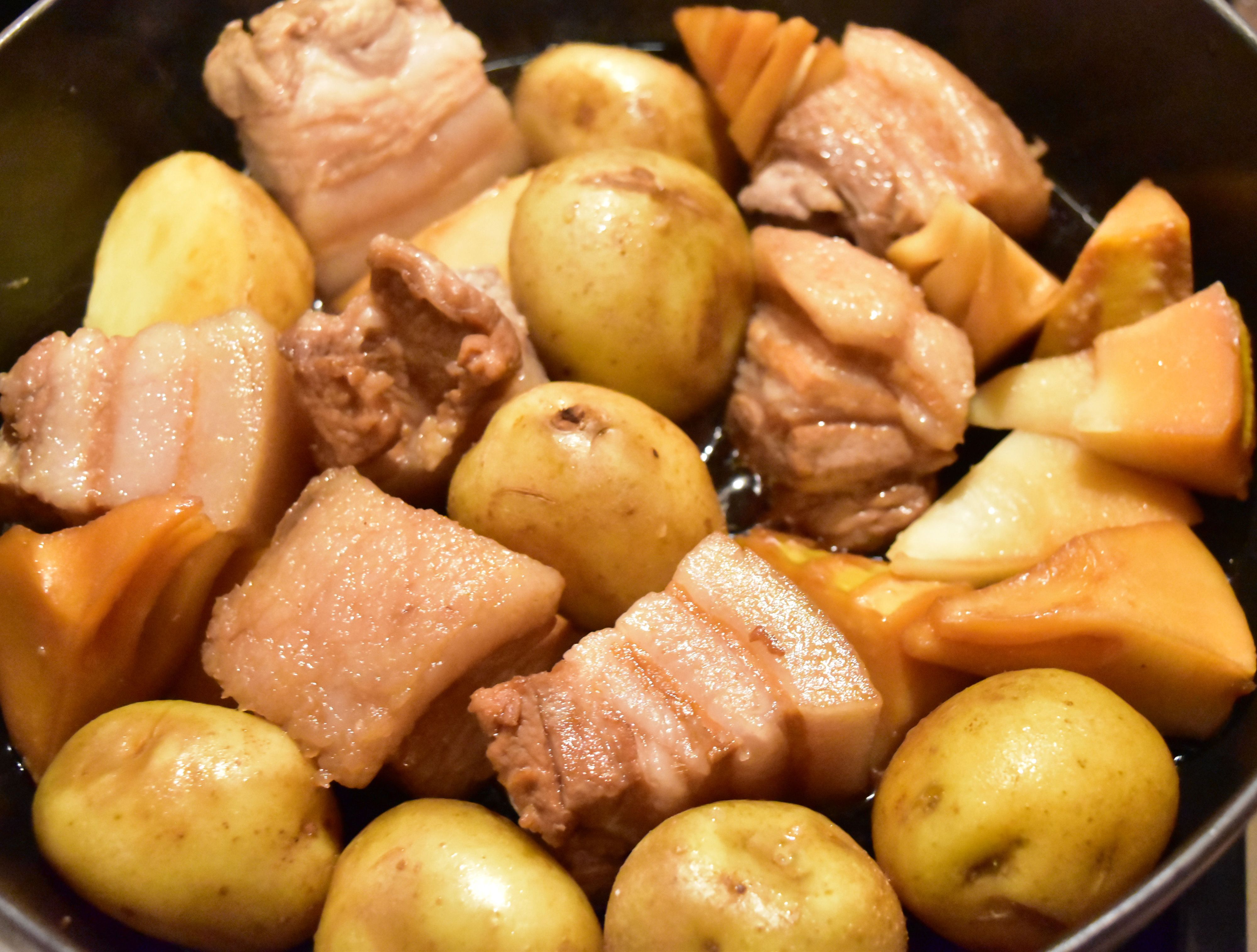 STAUB de 新じゃがと筍と豚バラの柔らか煮 | レシピサイトNadia