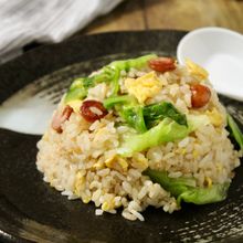 ぱぱっとできる♪レタスとソーセージの炒飯