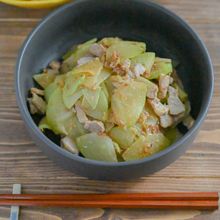 子どもでも食べやすい！ハヤトウリと豚バラのおかか炒め