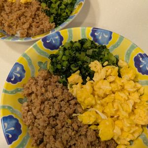 はちわれの作ってみた!投稿(【一品で大満足】子供が喜ぶ♪鶏そぼろ丼)