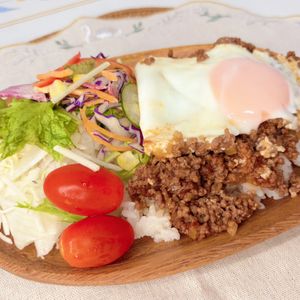 タツノオトシゴの作ってみた!投稿(ワンパン＼ロコモコ風そぼろ丼／)