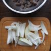 鶏むねと玉ねぎの塩麹甘とろ煮【ほったらかしでOK!家族絶賛】の工程1