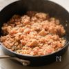 【冷凍作り置き】 鶏ひき肉とキャベツ炒めの工程1