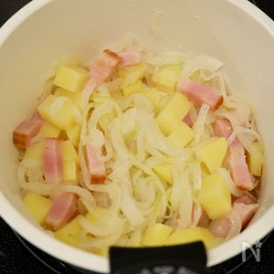 レンジで野菜を甘く♡『ベーコンポテトのオニオンスープ』 | レシピ
