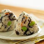 お花見弁当にどうぞ。『ひじきと枝豆のおにぎり』