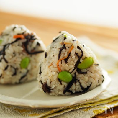 お花見弁当にどうぞ。『ひじきと枝豆のおにぎり』