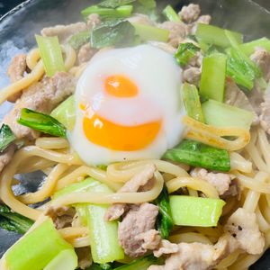 849763の作ってみた!投稿(【豚肉と小松菜の旨にんにく焼きうどん】ガツンとウマい！)
