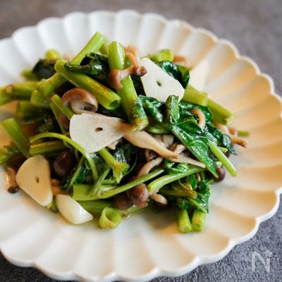 3分で完成！！きのこと空芯菜のにんにく炒め♫