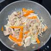 ご飯がすすむ！《豚バラとキャベツの味噌バター炒め》の工程2