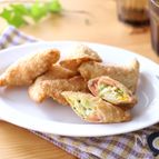 スモークサーモンと卵のサモサ