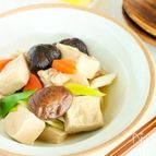 干し椎茸の出汁でつくる高野豆腐の煮物