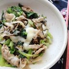 葉物野菜と豚肉のとろけるチーズ炒め（塩こんぶ入り）