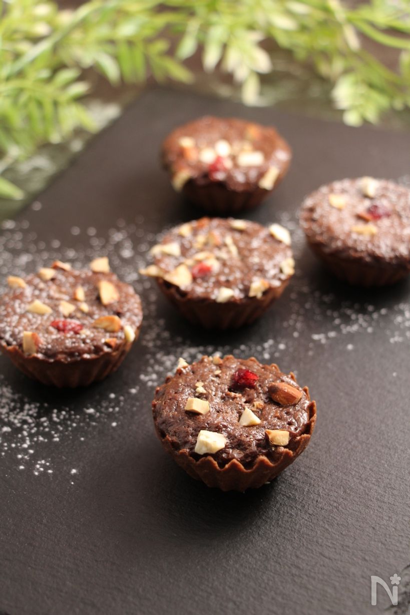 ナッツが散らされたガトーショコラタルト