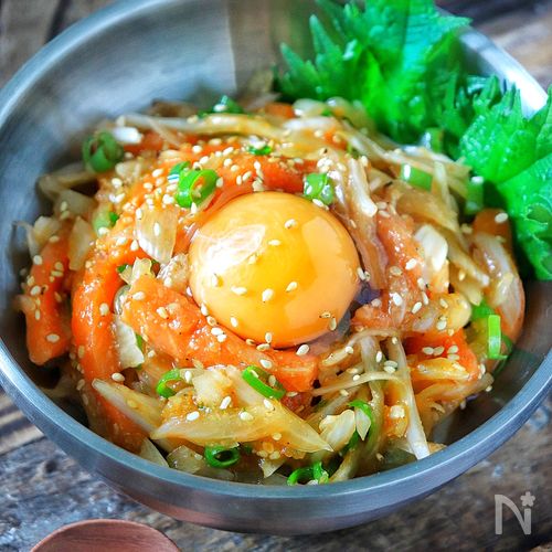 【新玉ねぎとサーモンのユッケ】今日のおつまみ