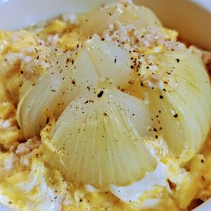 まゆのの作ってみた!投稿(これはたまらん♡まるごと新玉ねぎのふわふわ卵鶏そぼろあんかけ)