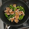 【鶏肉とオクラのレモンバター炒め】レモン×バターでやみつき♪の工程4
