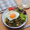ごはん泥棒な優勝丼！ピーマンと玉ねぎの目玉焼き丼の工程4