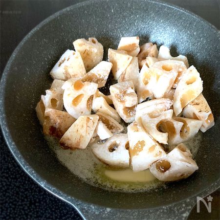 フライパンでれんこんを焼き、調味する