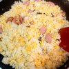 シャキシャキ美味しい！ウインナーとレタスのパラパラ炒飯の工程5
