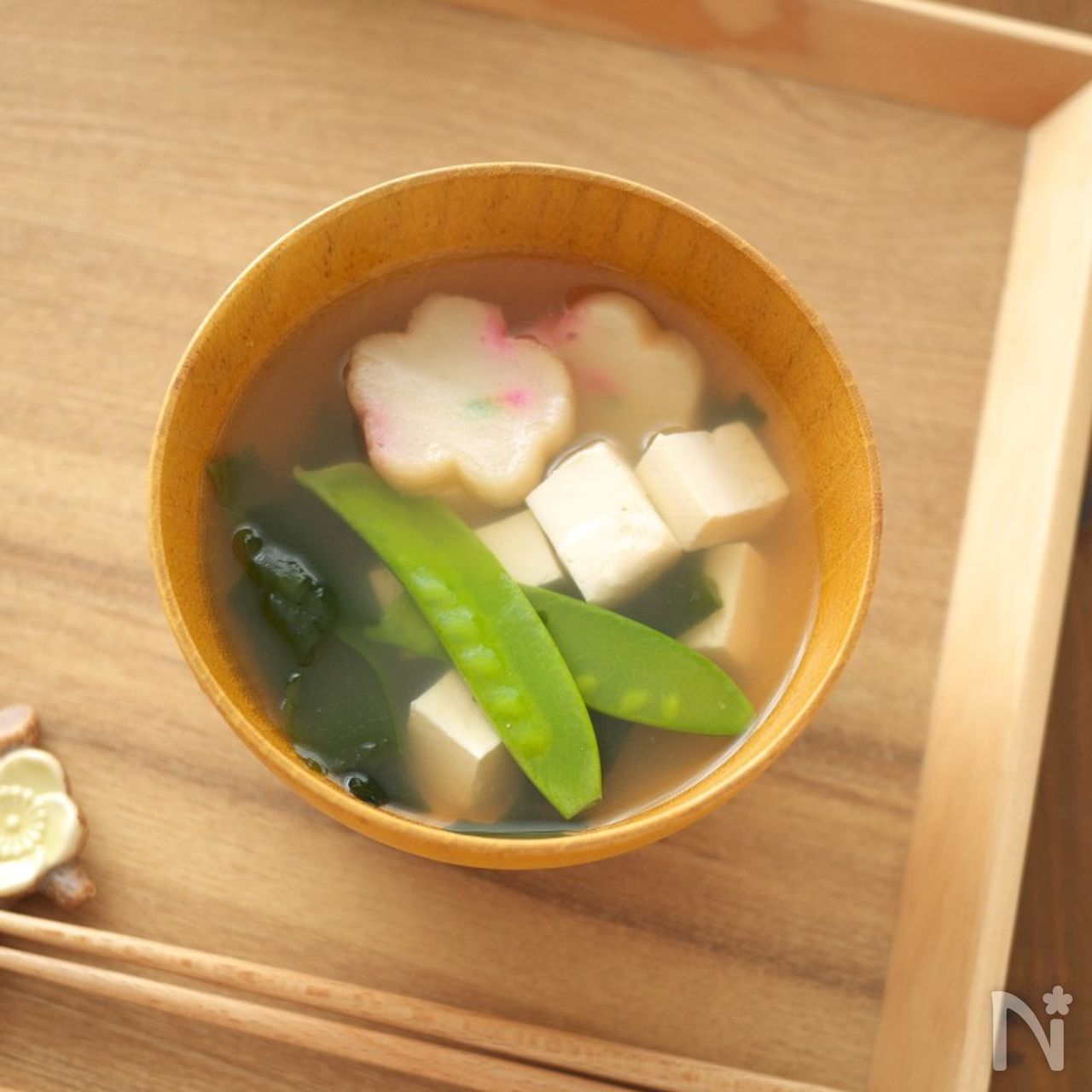 【春を感じる】きぬさやとお麩のすまし汁 | レシピサイトNadia