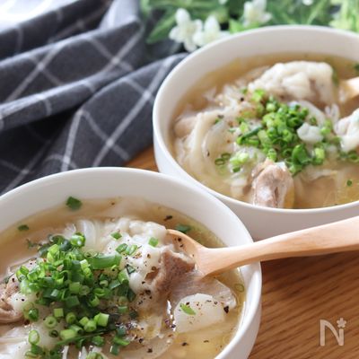 優しい味で身体もほっこり♡鶏肉と新玉ねぎのワンタンスープ