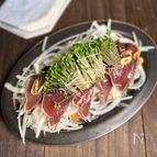 鰹のたたきガーリックオイルかけ