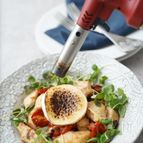しっとり鶏むね肉のサラダ仕立て　こんがりカマンベールのせ
