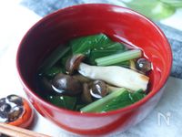 香ばしさ広がる 焼きしめじと小松菜のすまし汁