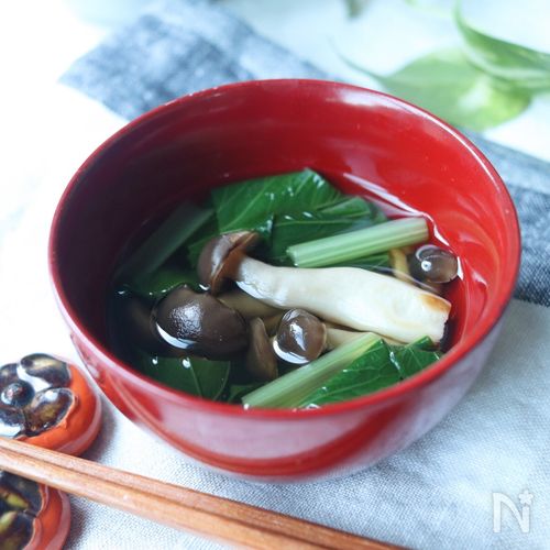 香ばしさ広がる 焼きしめじと小松菜のすまし汁