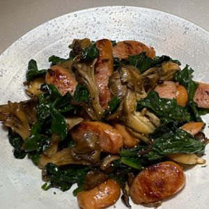 楽ラク手抜キッチン🐶🐾の作ってみた!投稿(パパっと副菜【コンソメバターソテー】舞茸/ウインナー)