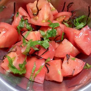 ふぁうるてぃーあの作ってみた!投稿(5分で完成！【トマトと大葉の胡麻塩昆布サラダ】胡麻油香る♩)